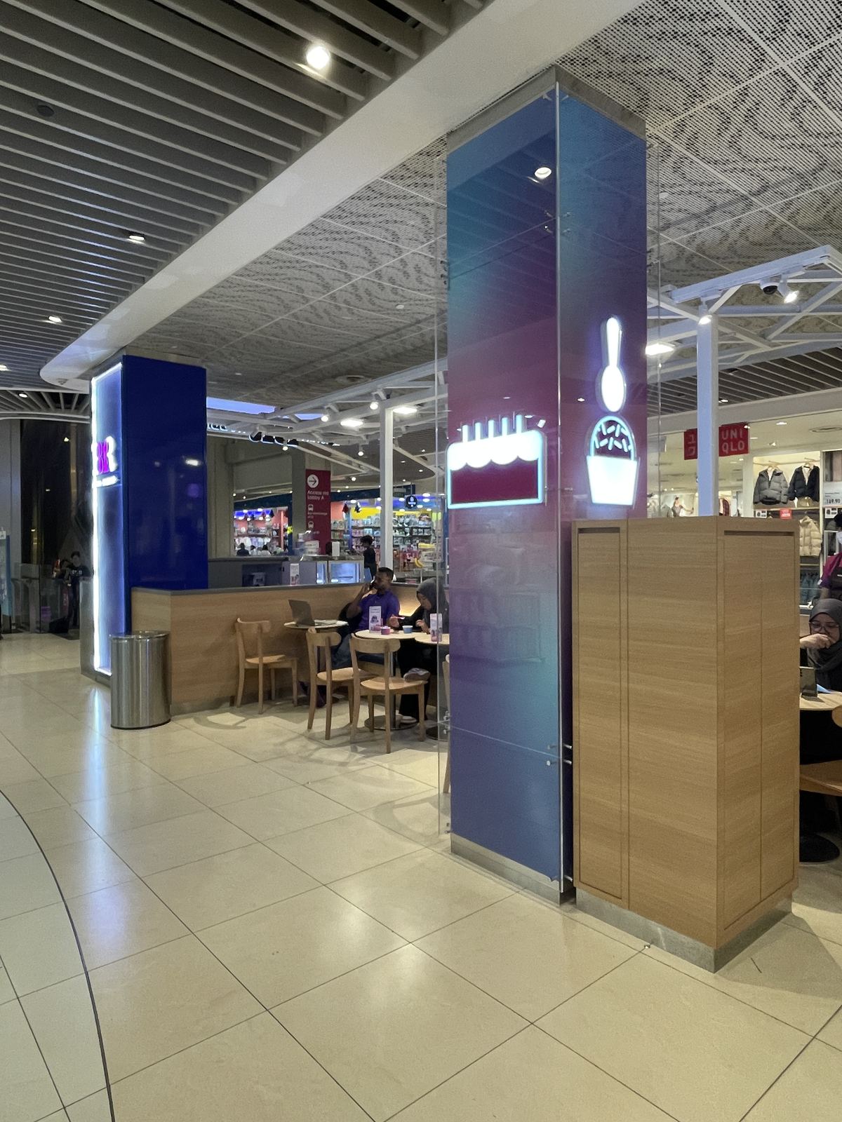 Baskin Robbins — mall kiosk · led counter