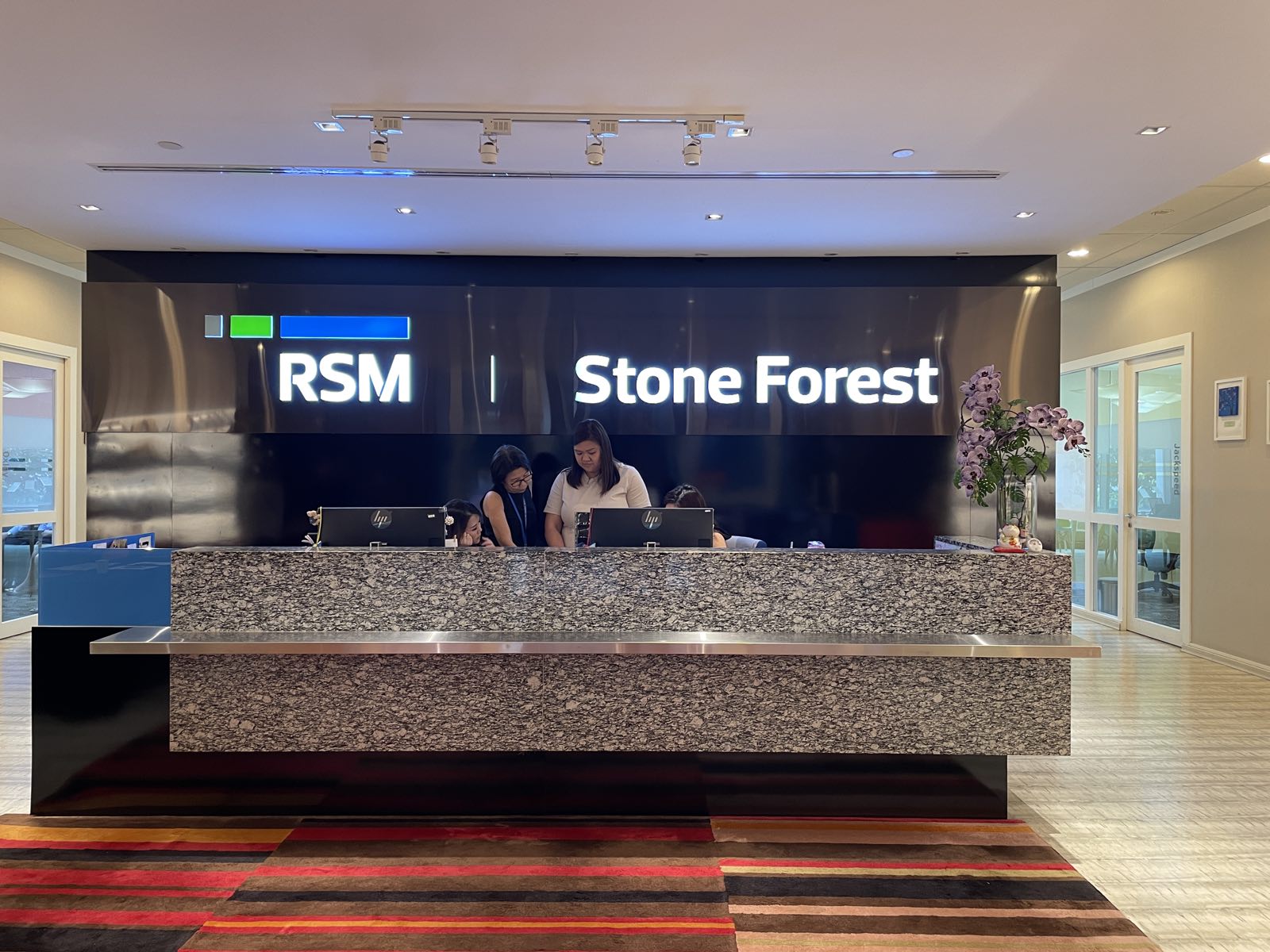 Dimensional front-lit lettering